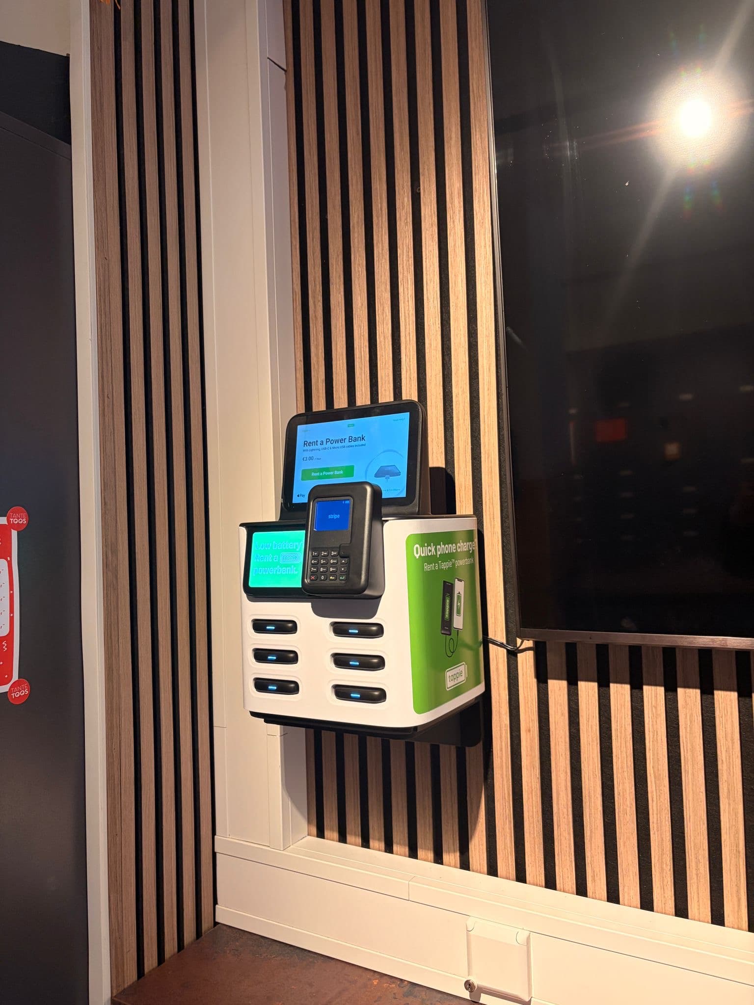 Tappie powerbankstation aan de muur bij café Tante Toos