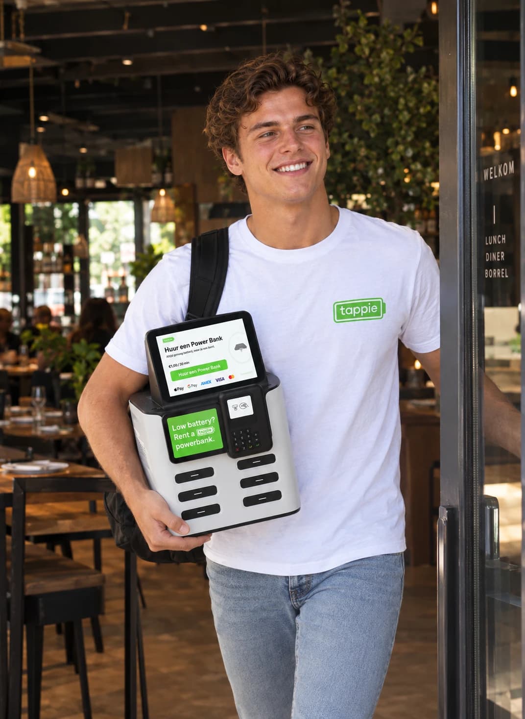 Tappie Partner loopt met een Tappie-station een restaurant uit
