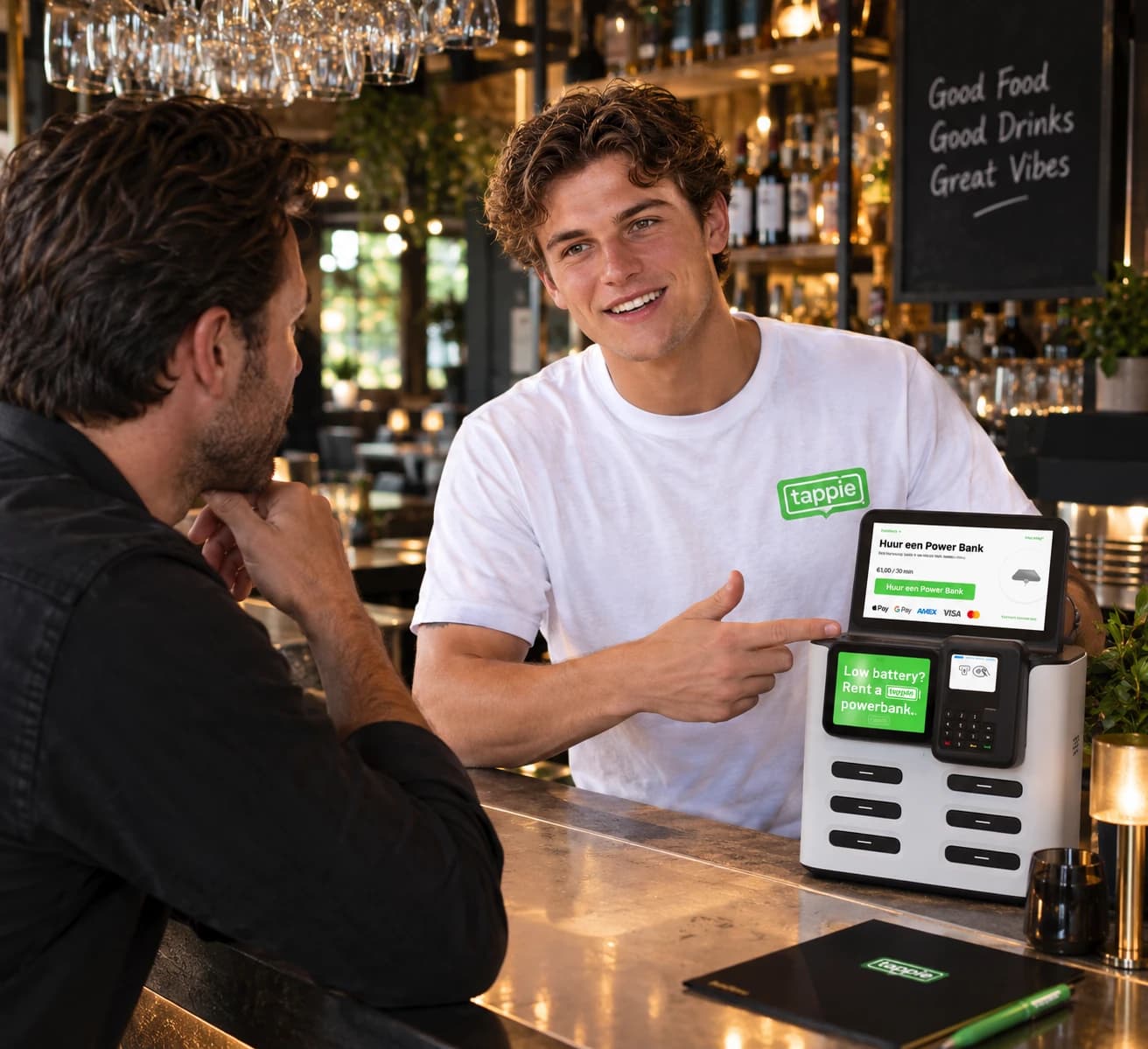Tappie Partner laat een horecaondernemer aan de bar het Tappie-station zien